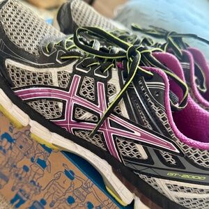 Women’s Asics GT-1000